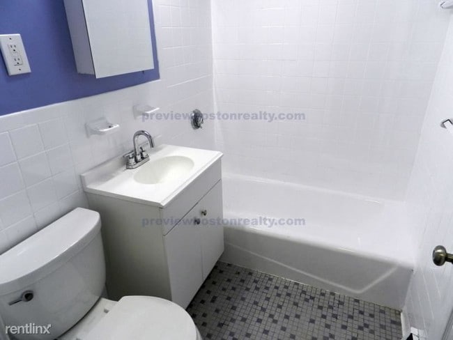 Building Photo - 35 Glencoe St