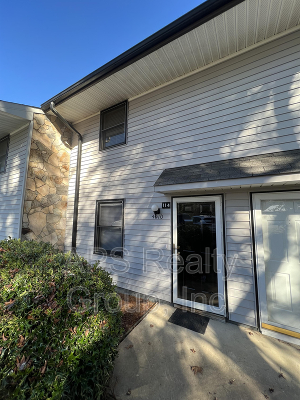 Foto principal - 4010 S Bend Dr