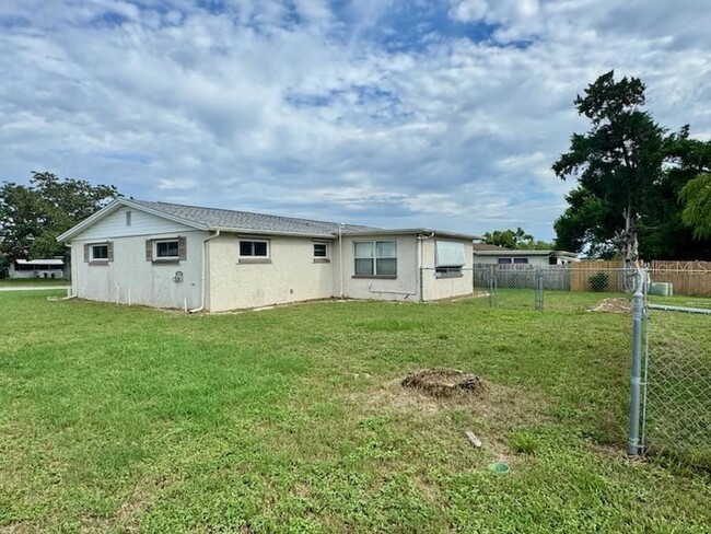 Building Photo - 3719 Warbler Dr