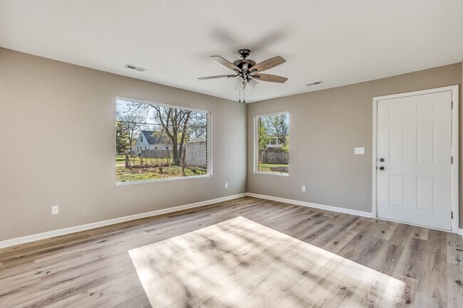 Building Photo - Perfect 2 Bed 1 Bath