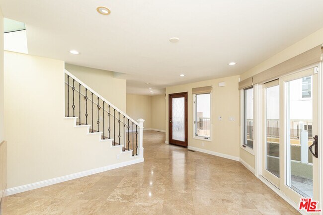 Building Photo - 708 Iris Ave
