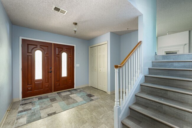 Building Photo - Spacious 5-Bedroom Home with Bonus Room & ...