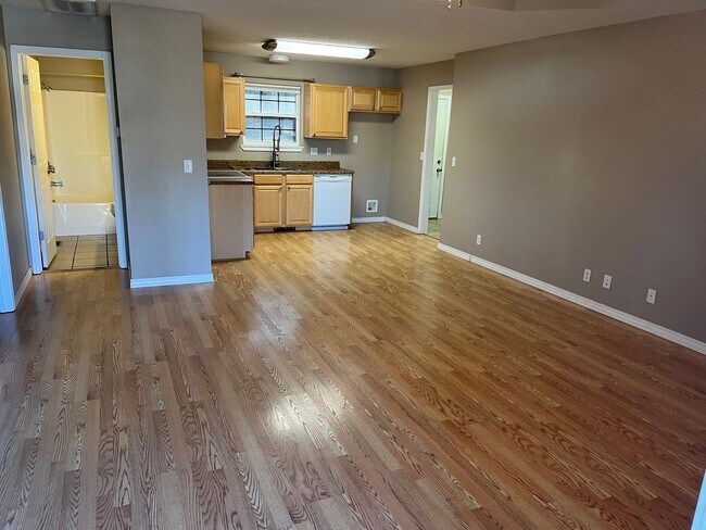 Building Photo - 2 Bed/1 Bath Home