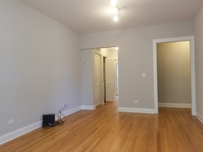 Building Photo - 3941 W Belle Plaine Ave