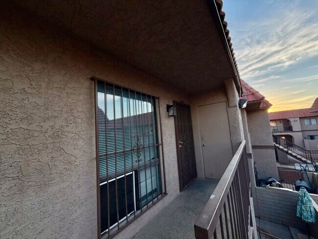 Building Photo - Updated 2 bedroom condo