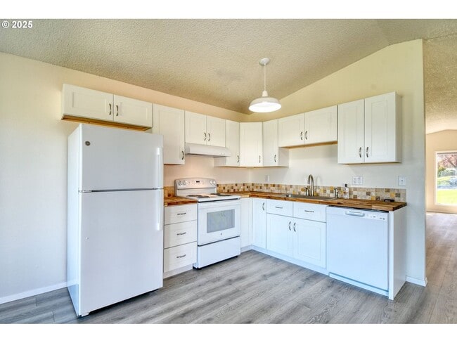 Building Photo - Charming 3 Bedroom Home