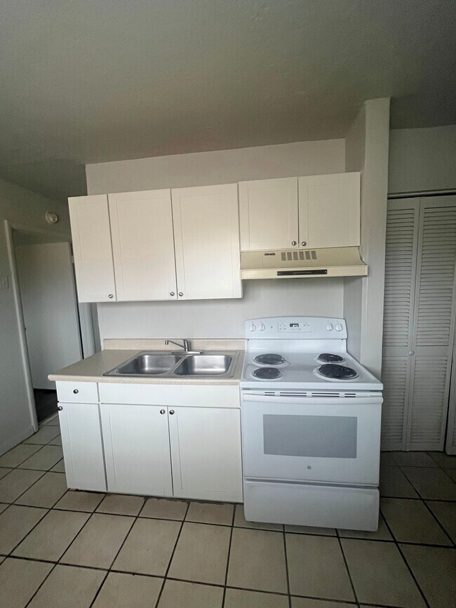 Building Photo - Apartment Near Downtown Salt Lake!