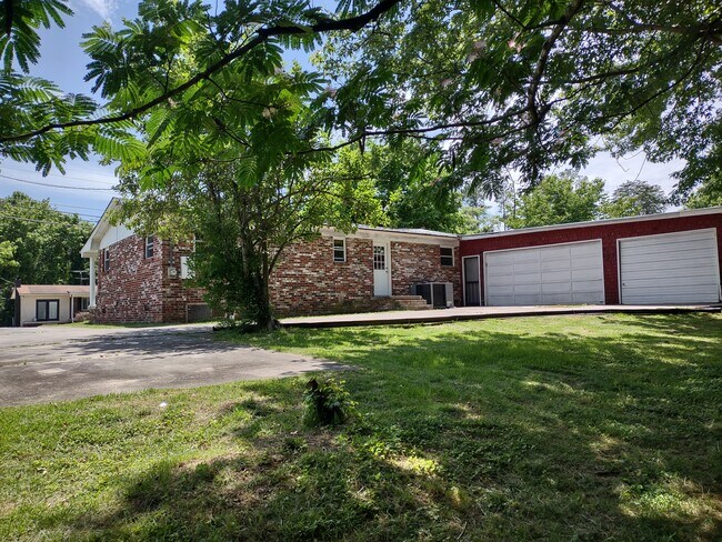 Building Photo - 824 Alma Ln