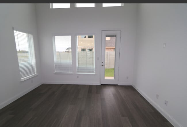 Building Photo - 701 Harmony Trl