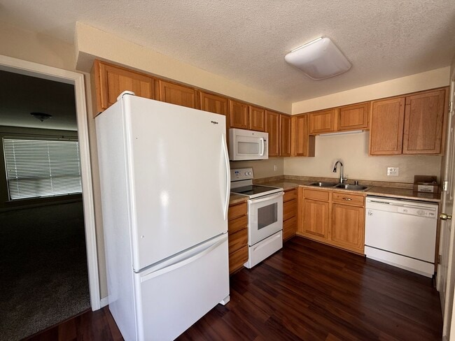 Building Photo - Adorable townhome in the desirable Woodside-Sparks community!