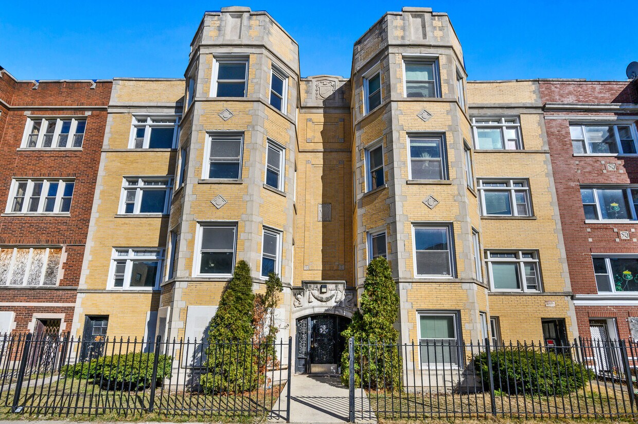 Primary Photo - 6837 S Clyde Ave