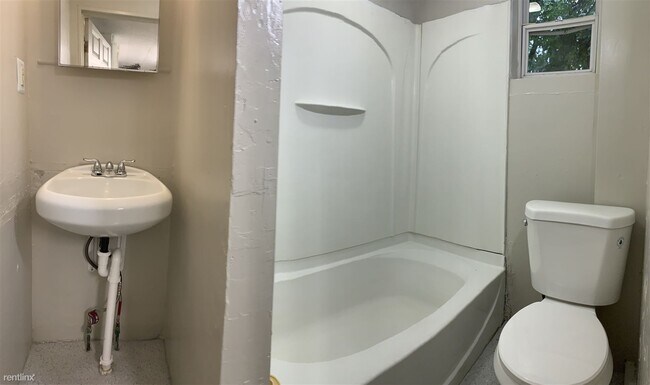 Building Photo - 4 br, 1 bath House - 625 Curve St SW