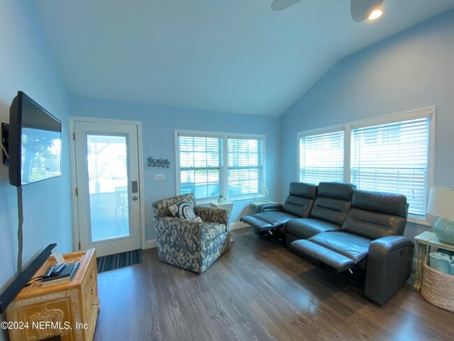 Building Photo - 120 8th Ave N