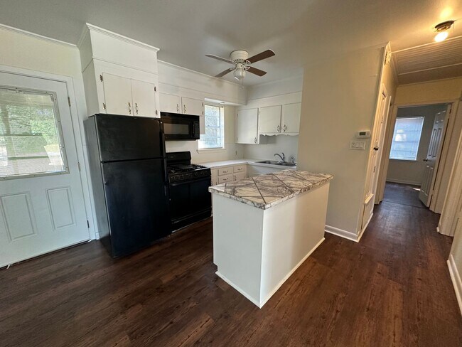 Foto del edificio - Updated Southern Hills 3 Bedroom