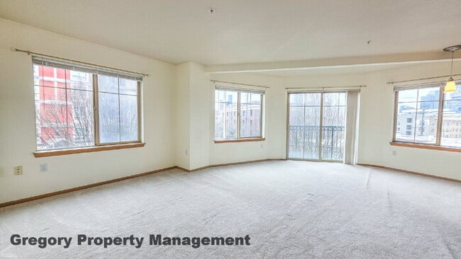 Foto del edificio - Sunny Capitol Hill 2 BR 1.5 BA Condo with Garage Parking Included & Skyline Views!