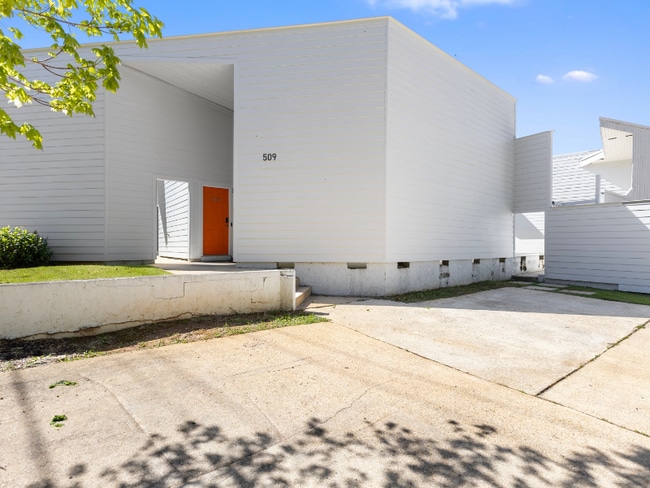 Building Photo - 507 E Thach Ave