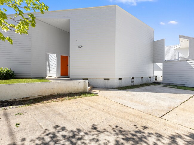 Building Photo - 509 E Thach Ave