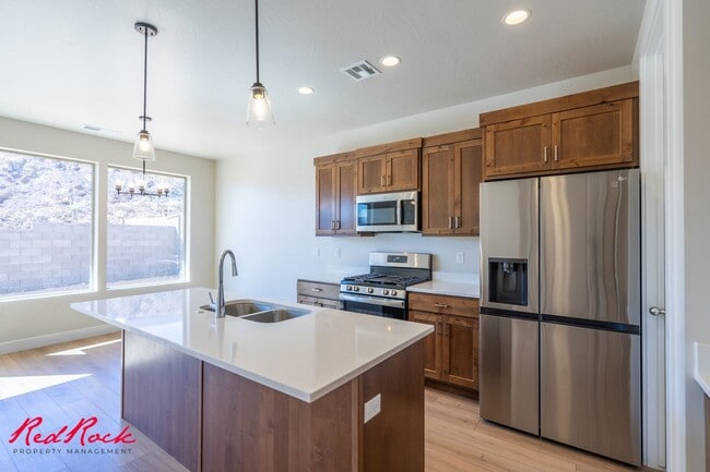 Building Photo - Stylish Townhome with Private Balcony – Do...