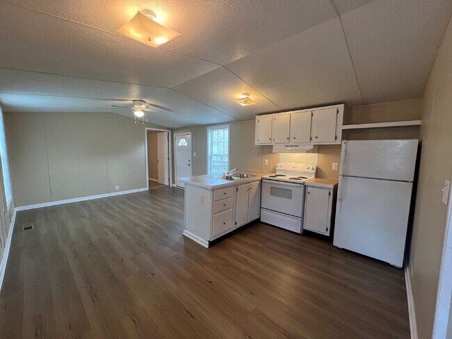 Building Photo - 1050 Ross Ln