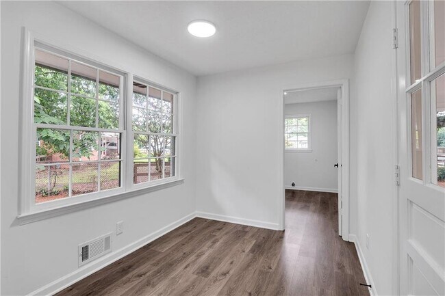 Foto del edificio - 2371 Holly Springs Rd
