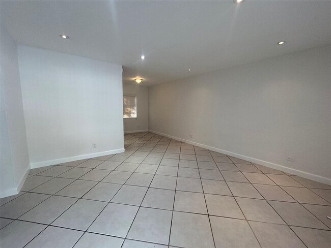 Building Photo - 408 NE 7th Ave