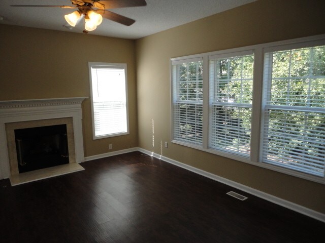 Building Photo - 2404 Goldfinch Way