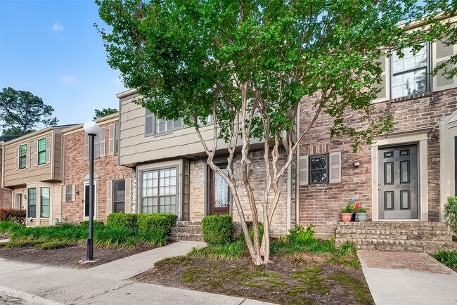Foto del edificio - 7505 Memorial Woods Dr