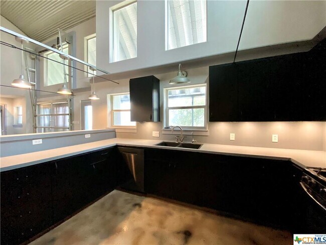 Building Photo - 1075 Lakefield