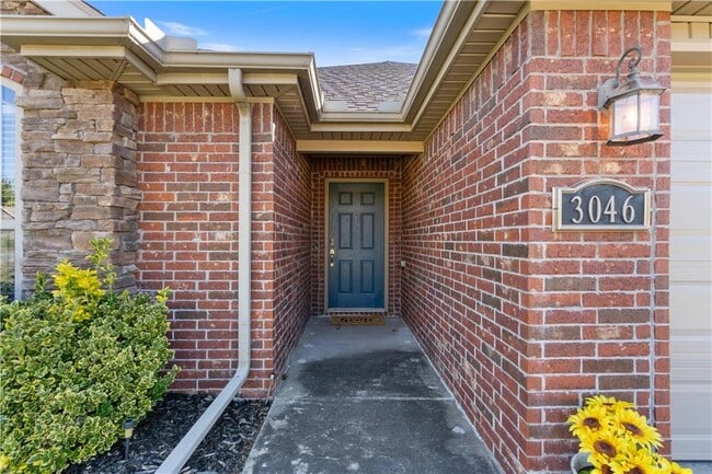 Building Photo - 3046 N Raven Ln