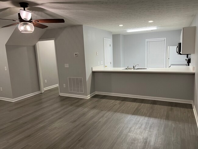 Sala de estar frente a la cocina - 1477 N Donahue Dr