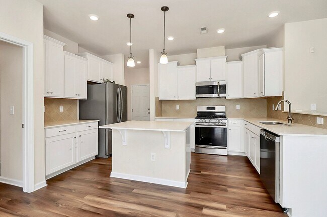 Foto del edificio - Welcome to this spacious 4 bedroom, 2.5 ba...