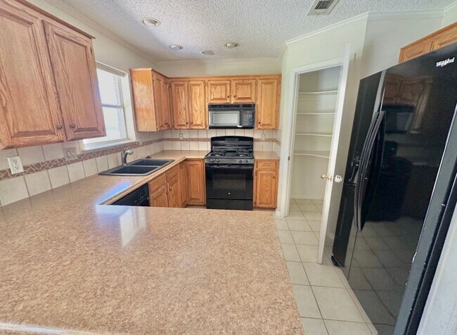 Foto del edificio - AVAILABLE NOW; APPLY AT OUR WEBSITE TODAY!! (HUD ACCEPTED)