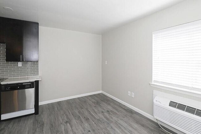 Foto del edificio - 8300 N Interstate Hwy 35