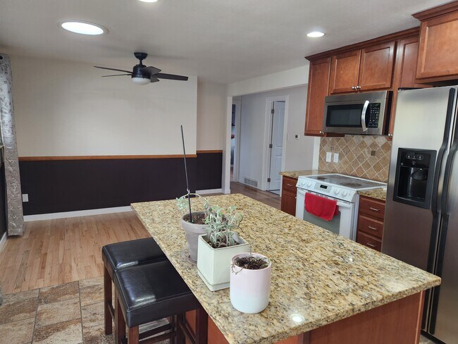 Cocina con isla - 3485 W Powers Pl