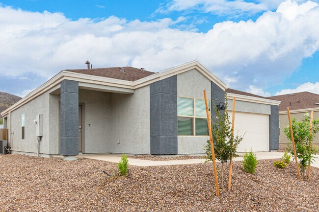 Building Photo - 4837 South Avenida