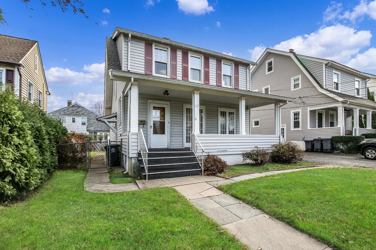 Welcome Home to 125 Longview Avenue! - 125 Longview Ave