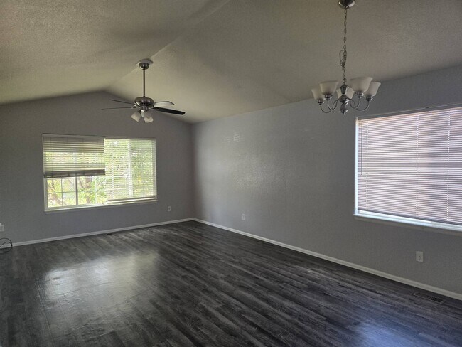 Building Photo - 5986 San Mateo Dr