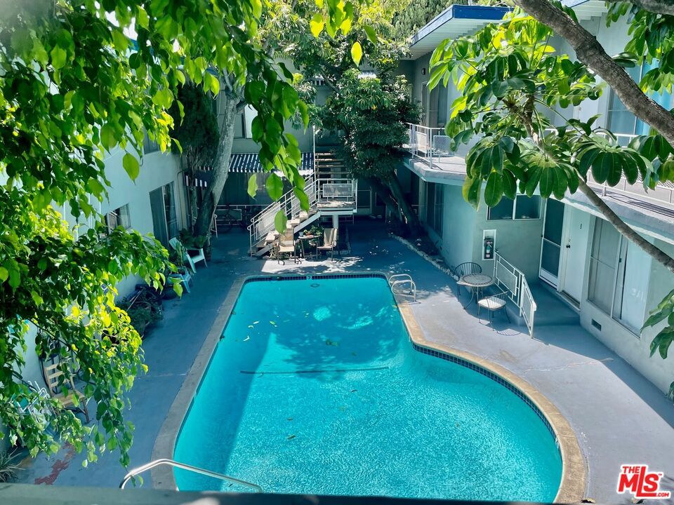 Primary Photo - 941 N San Vicente Blvd