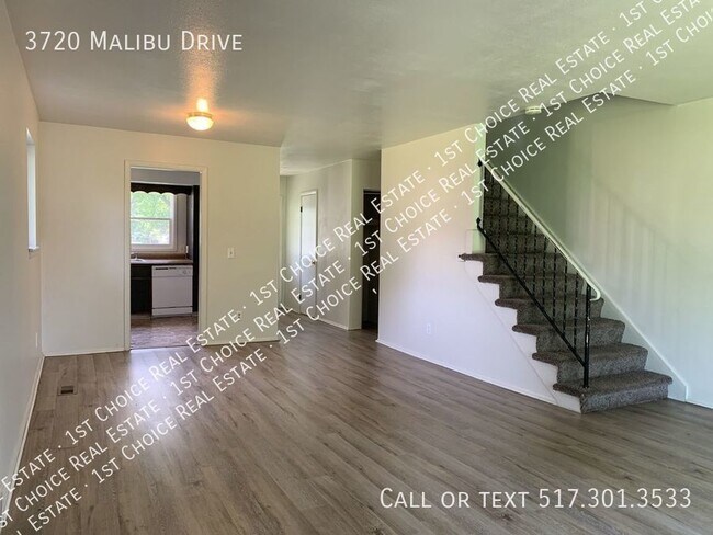 Building Photo - 3-BDR 1.5-BTH Duplex w/ Basement & Garage