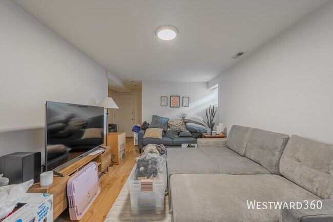 Foto del edificio - 2239 W Cornelia Ave