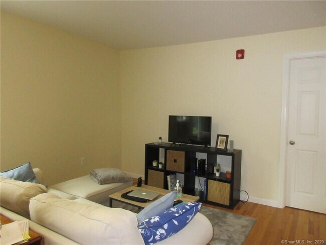 Foto del edificio - 277 Whisconier Rd