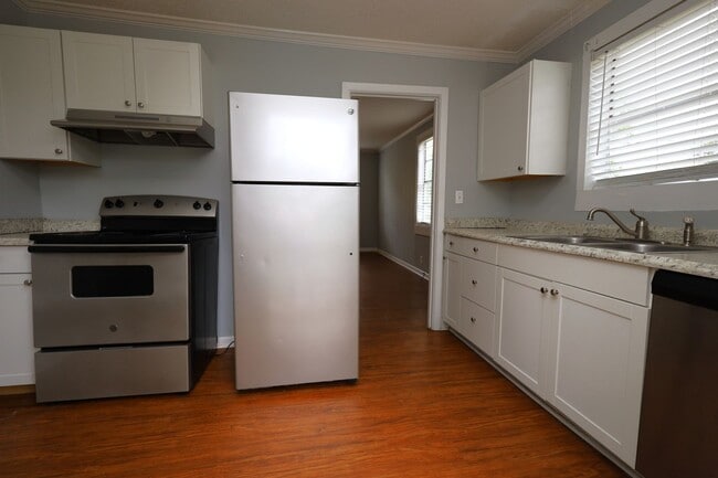 Building Photo - 808 Lilly St