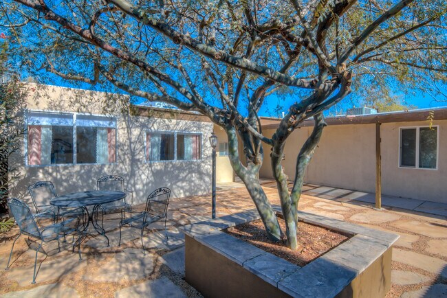 Foto del edificio - 2619 E Prince Rd