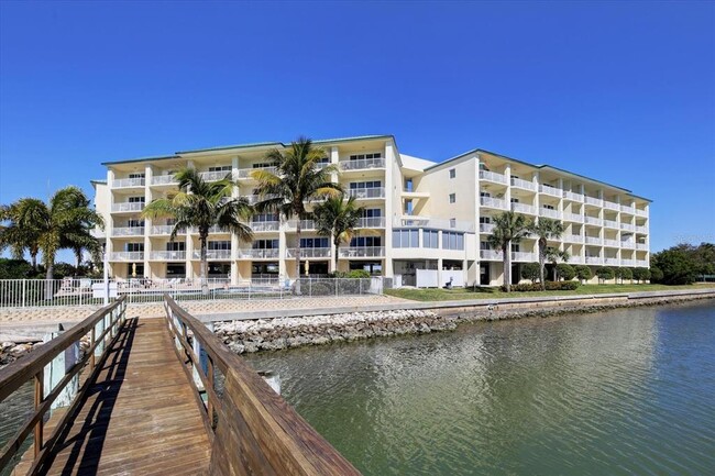 Foto del edificio - 8800 Bay Pines Blvd