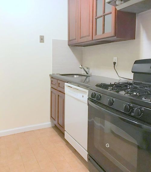 Foto del edificio - 303 E 45th St