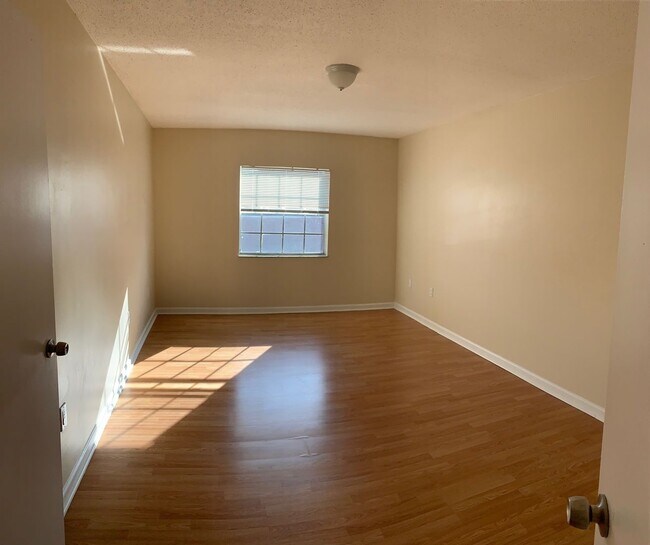 Foto del edificio - 2nd story, 2/1, updated unit on the Winter...