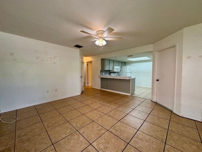 Building Photo - Cozy 2-Bedroom, 1-Bath Home with 1-Car Gar...