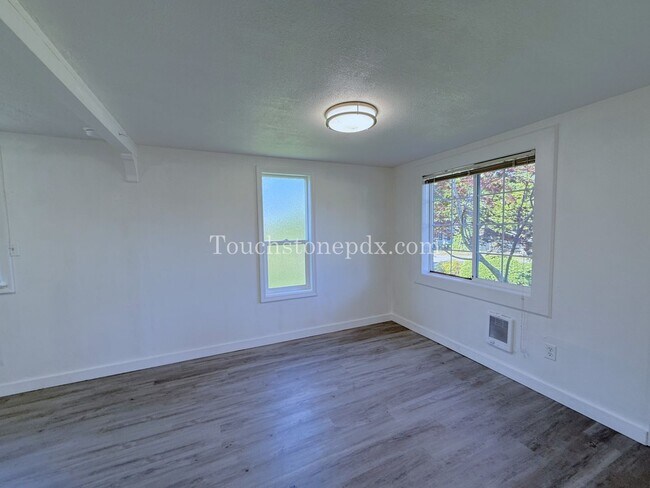 Foto del edificio - Charming NE Portland Home with Light Filled Living and Yard Space