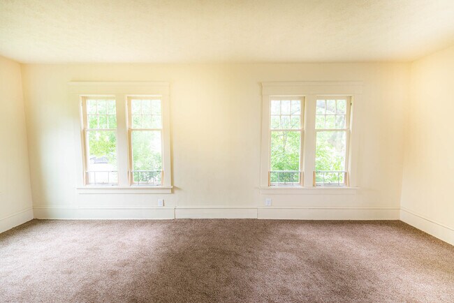 Building Photo - Three bedroom one bathroom home for rent