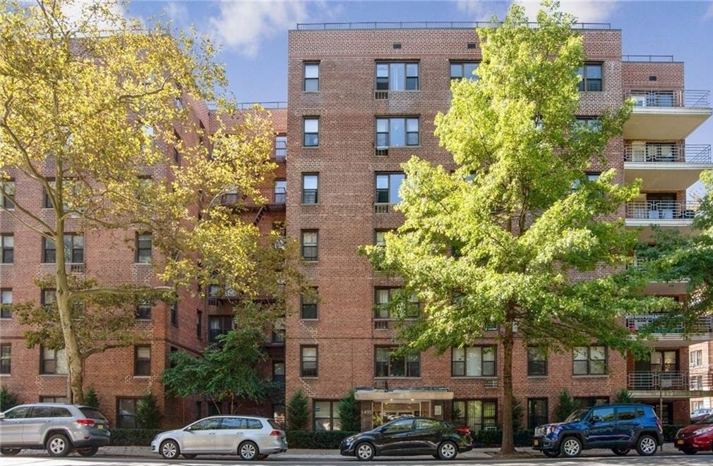 Primary Photo - 6495 Broadway